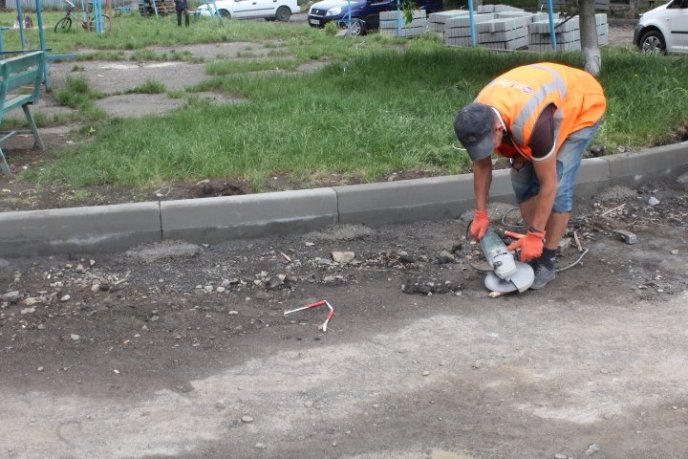 На вулиці Університетській у Мукачеві ремонтують внутрішньоквартальні проїзди – 04