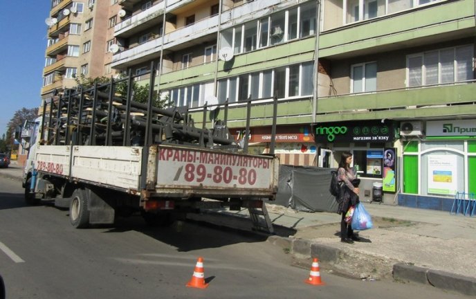 В Ужгороді почали встановлювати сучасні зупинки – 03