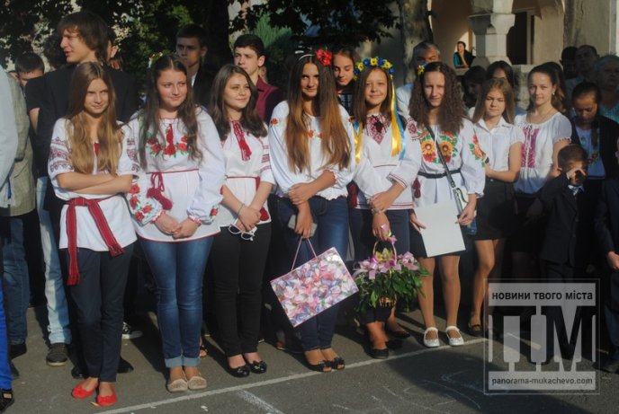 Перший дзвоник відсвяткували у Мукачівській гімназії (ФОТОРЕПОРТАЖ) – 12 Перший дзвоник відсвяткували у Мукачівській гімназії (ФОТОРЕПОРТАЖ) – 12