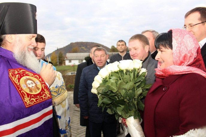 Архієпископу Феодору – 50: іменинника вітали перед богослужінням на Червоній горі – 05