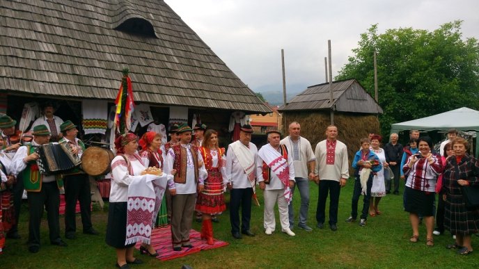 На колоритну "Закарпатську свальбу" прийшло кілька тисяч гостей – 06