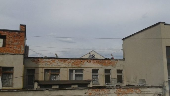 Новий вид розваг молоді Хуста: видертись на дах будинку та плювати на перехожих  – 03