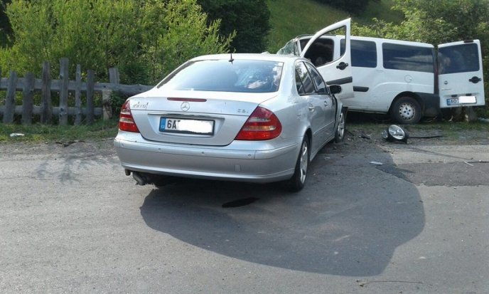 Ввечері сталася жахлива аварія: зіткнулися легковик та мікроавтобус – 02