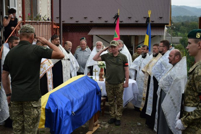 На Ужгородщині провели в останню путь захисника – 03 На Ужгородщині провели в останню путь захисника – 03