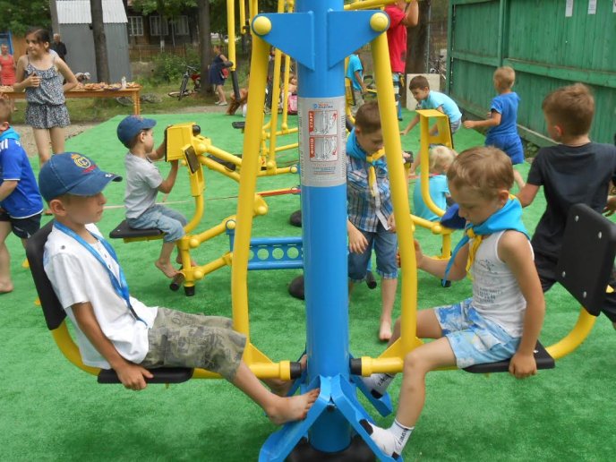 У столиці Гуцульської республіки відкрили спортмайданчик із більше десятком різних тренажерів – 02