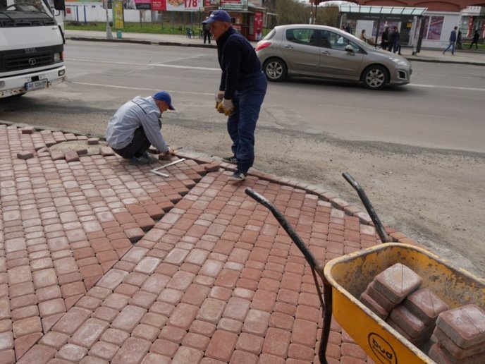 На частині проспекту Свободи в Ужгороді завершують капітальний ремонт тротуару – 01
