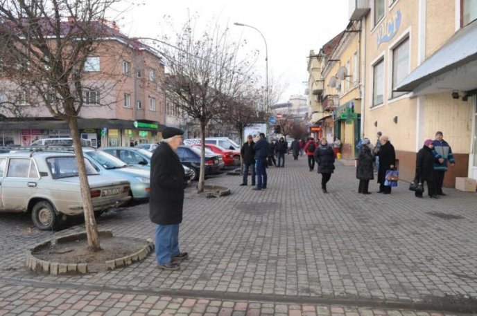 В Ужгороді муніципальна поліція ганяла продавців стихійного ринку – 04