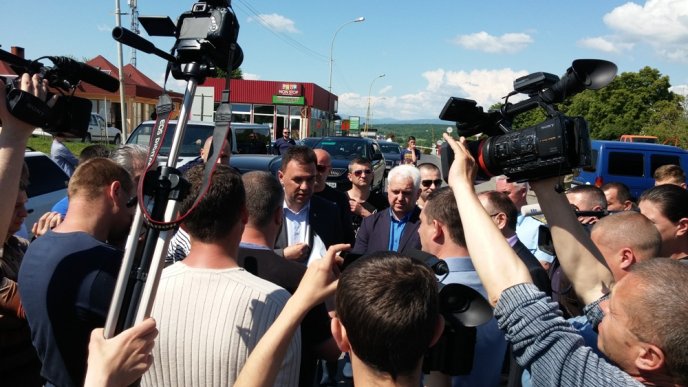 Голова облради Михайло Рівіс домовився з власниками іноземних авто про розблокування КПП «Ужгород» – 06 Голова облради Михайло Рівіс домовився з власниками іноземних авто про розблокування КПП «Ужгород» – 06
