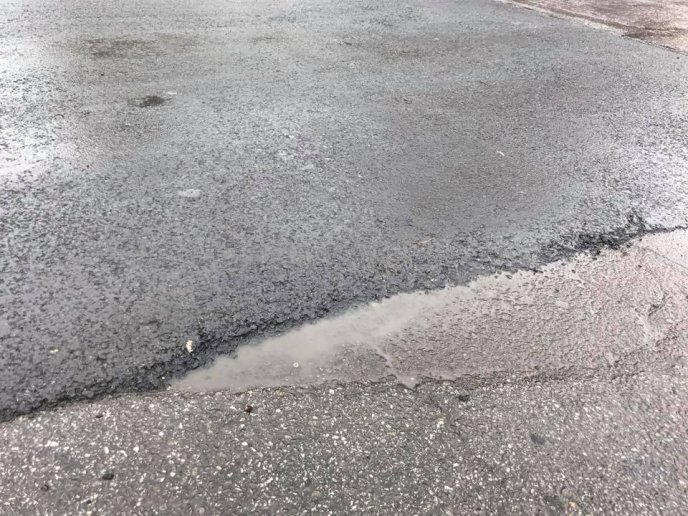 Люди вже сміються: в Ужгороді із початком дощу почали асфальтувати дорогу – 09