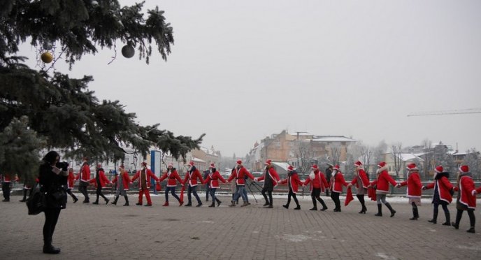 Пісні, танці й привітання: як в Ужгороді пройшов парад Миколайчиків – 01 Пісні, танці й привітання: як в Ужгороді пройшов парад Миколайчиків – 01