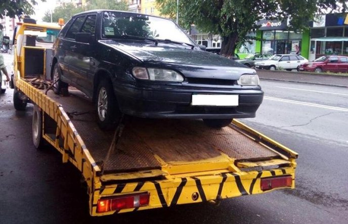 В Ужгороді біля супермаркету евакуювали "оленя" – 01