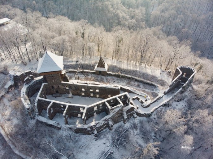 У мережі опублікували казкові фото засніженого Невицького замку – 01