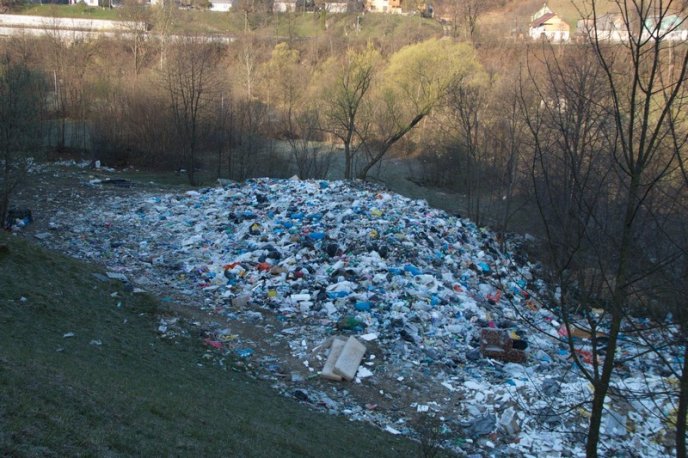 На Закарпатті дорогу до відомого джерела перетворили на сміттєзвалище – 01