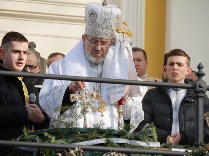 Тисячі вірян прийшли помолитись у храми Ужгорода та освяти воду – 01