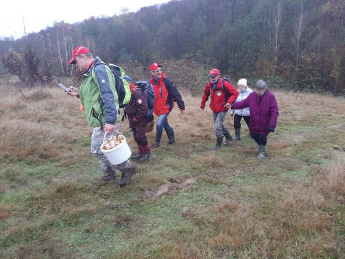 Встигли і змерзнути, і пересваритися: рятувальники знайшли жінок, які вчора заблукали у лісі – 04