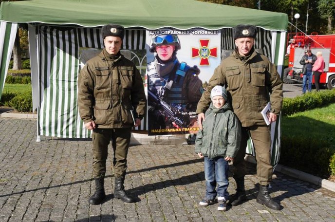 Біля Закарпатської ОДА з’явилась військова техніка – 15