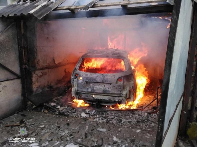 Пожежа у Мукачеві: троє людей були в будинку і не підозрювали, що їх дім палає – 02