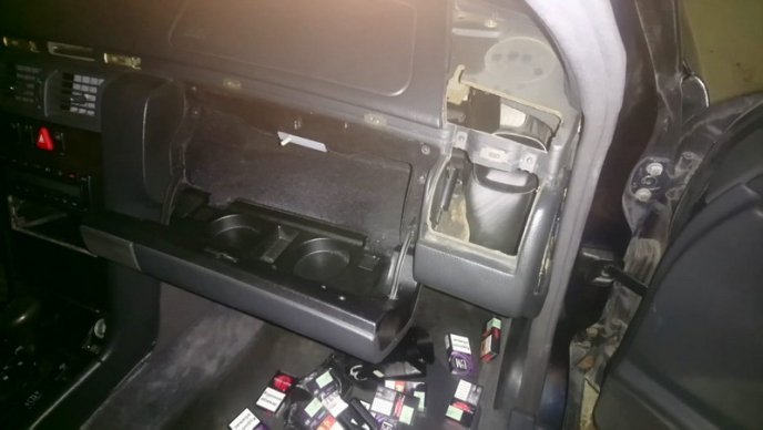 Службовий собака винюхав контрабанду у двох машинах – 05