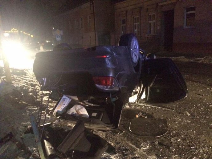 З’явились фото карколомної новорічної ДТП в Ужгороді, у яку потрапила іномарка "BMW" – 06