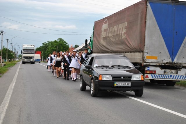У Ракошині випускники "перекрили" трасу Київ-Чоп (ФОТОФАКТ) – 01