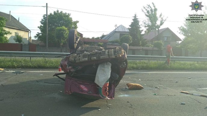 Стали відомими деталі резонансної ДТП під Ужгородом, внаслідок якої автомобіль перекинувся на дах – 03