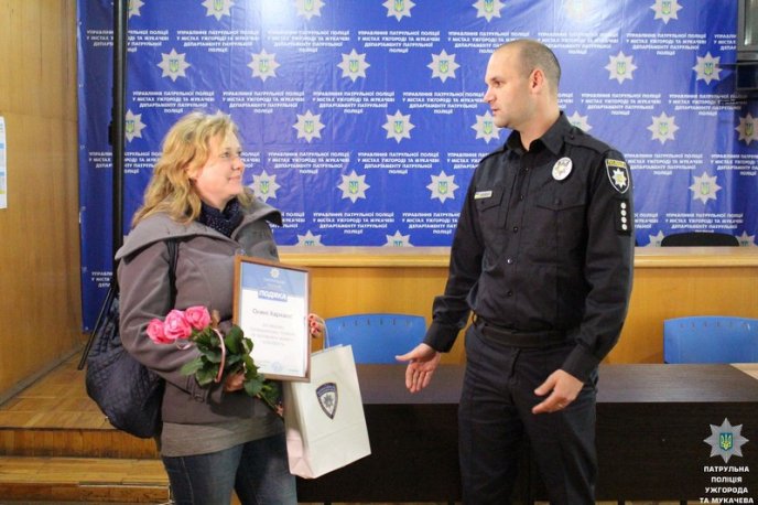 Патрульні нагородили ужгородку, яка не дозволила п’яному водію втекти з місця аварії – 02 Патрульні нагородили ужгородку, яка не дозволила п’яному водію втекти з місця аварії – 02