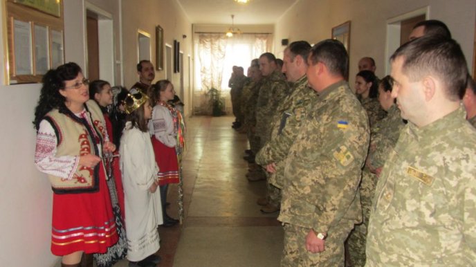 До бійців 128-ої бригади завітали колядники – 02 До бійців 128-ої бригади завітали колядники – 02
