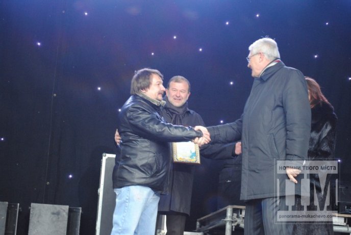 Переможцем цьогорічного фестивалю "Червене вино - 2013" став Василь Лендьєл з міста Мукачева (ФОТО) – 16 Переможцем цьогорічного фестивалю "Червене вино - 2013" став Василь Лендьєл з міста Мукачева (ФОТО) – 16