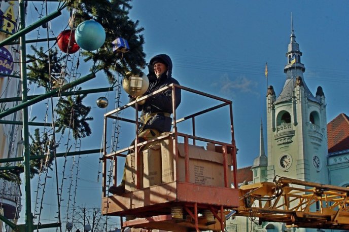 Свята закінчилися: у Мукачеві демонтували головну ялинку міста – 01