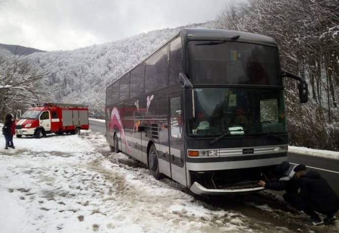 Автобус, який виконував міжнародний рейс, застряг на Закарпатті – 01