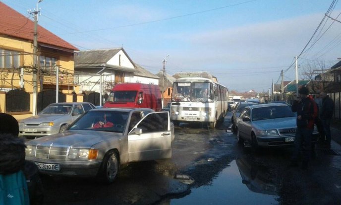 На Виноградівщині селяни заблокували дорогу через її жахливий стан – 02