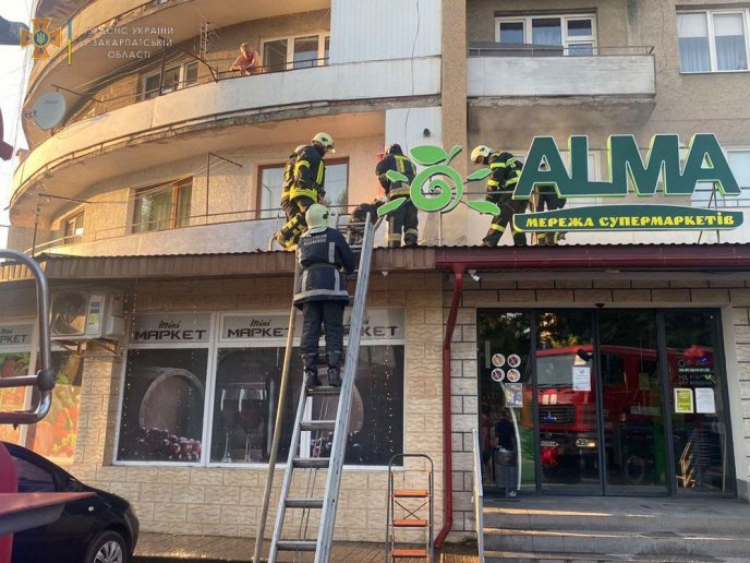 Горів супермаркет ALMA. Рятувальники показали фото – 02