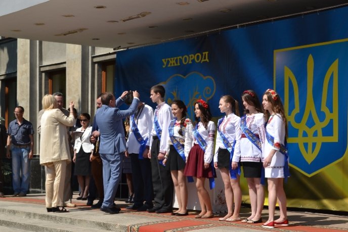 Ужгородські випускники теж станцювали вальс (ФОТО) – 09