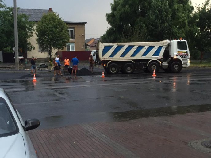 Користувачі соцмереж висміюють роботу мукачівських дорожників, які у дощ асфальтували дорогу – 07