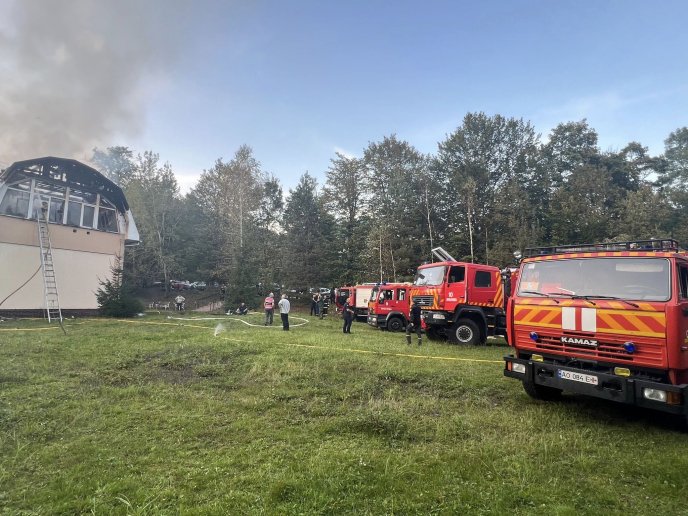 Пожежа на території санаторію в Мукачівському районі: рятувальники показали фото – 07