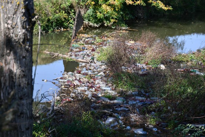 Пластикові пляшки і побутові відходи: закарпатцям показали, в якому стані одна з річок краю – 02 Пластикові пляшки і побутові відходи: закарпатцям показали, в якому стані одна з річок краю – 02