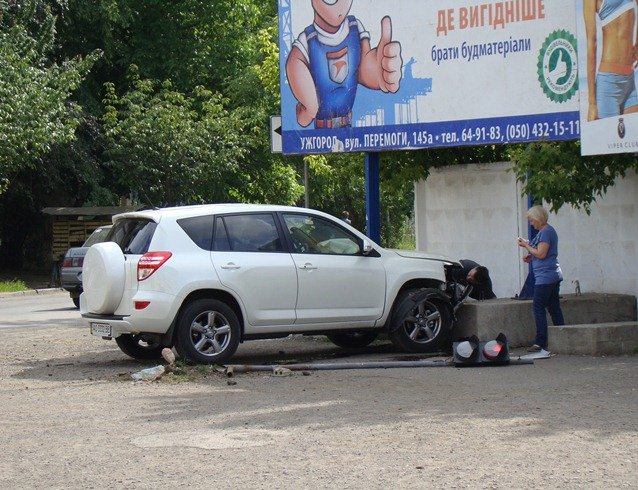 В Ужгороді нещодавно встановлений світлофор зніс джип (ФОТО) – 03