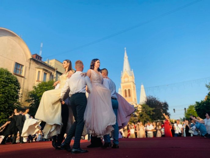 Парад випускників 2021: перші фото зі свята – 04