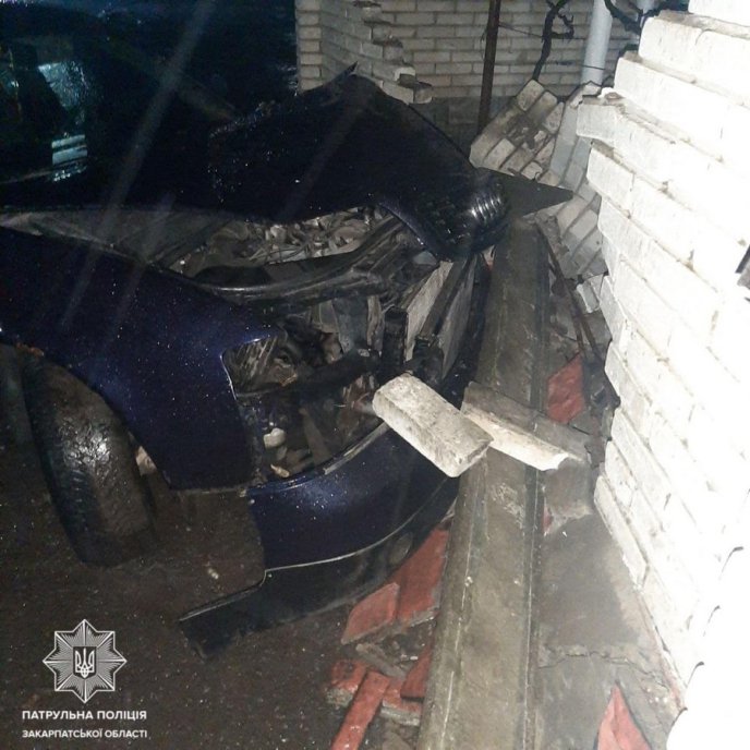 Вночі неповнолітній водій врізався в огорожу власного помешкання – 01