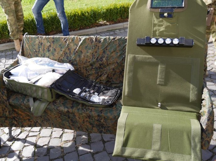 Біля Закарпатської ОДА з’явилась військова техніка – 10