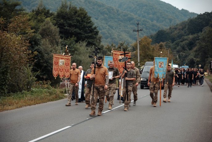 Повернувся на щиті: Закарпаття попрощалося з Героєм – 01