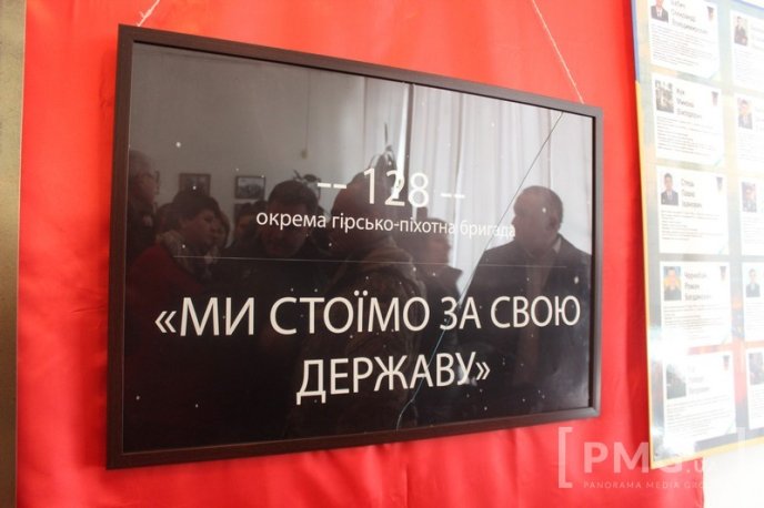 У Мукачеві відкрили фотовиставку, присвячену річниці боям за Дебальцево – 01