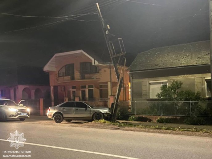 В Ужгороді сталась аварія. Винуватець кинув авто і втік – 01