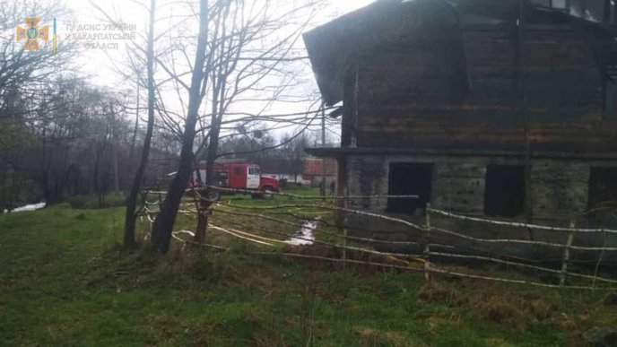 Попри розмиту сільську дорогу, рятувальники дістались місця пожежі та загасили палаючий будинок – 03
