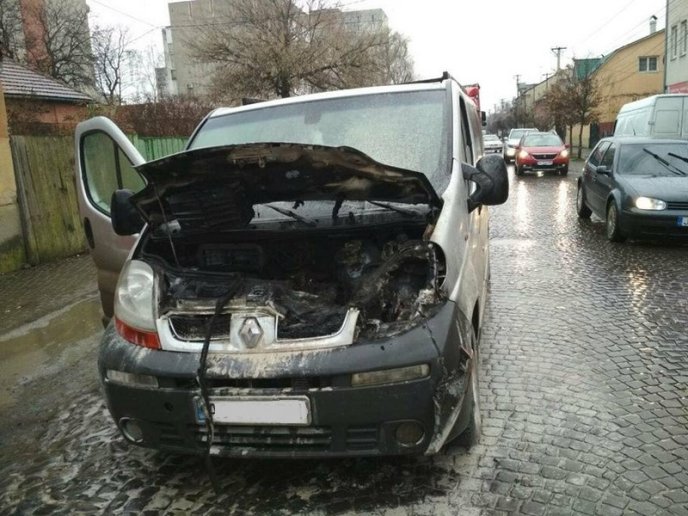 Рятувальники розповіли, чому міг загорітися мікроавтобус у Мукачеві – 01 Рятувальники розповіли, чому міг загорітися мікроавтобус у Мукачеві – 01