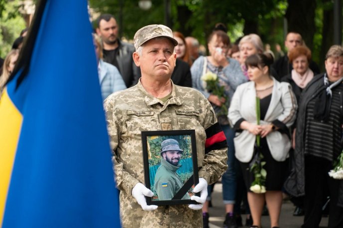 У захисника залишилися мама і кохана дівчина: в Ужгороді поховали молодого Героя – 05