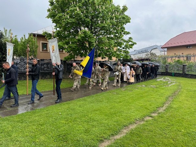 Спершу був похований як невідомий солдат: одна із громад Закарпаття прощалася з Героєм – 01