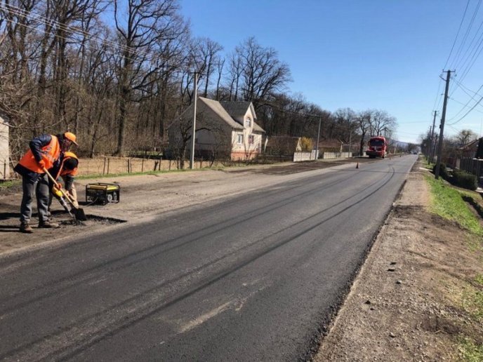 На Закарпатті ремонтують міжнародну трасу – 04