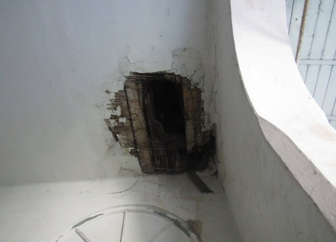 У центрі Мукачева розвалюється будівля – 01