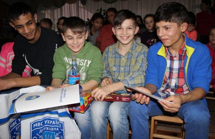 Закарпатські поліцейські вручили подарунки вихованцям Чинадіївського будинку-інтернату – 05